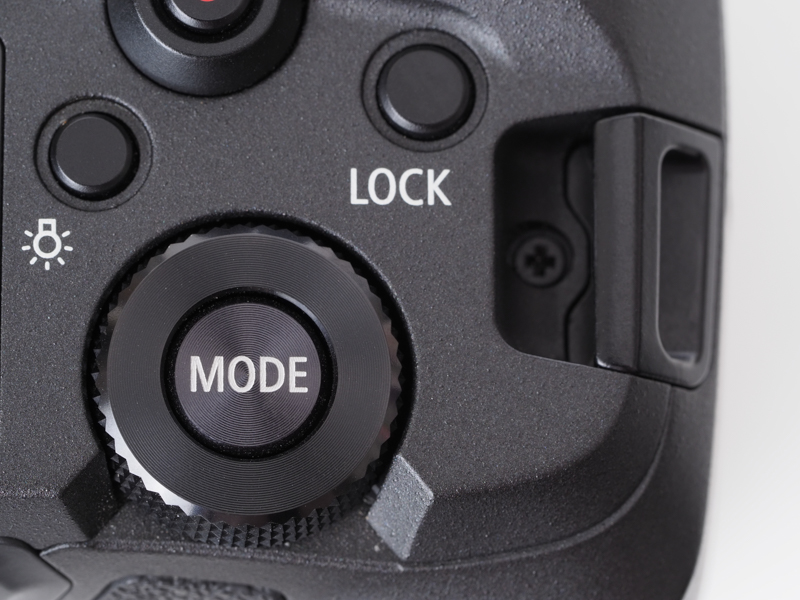 撮影モードダイヤルを表に出さず、スマートな方法でボディ内に収めたことは高く評価しておりまして。EOS R5とかEOS R3でも同じですもんね。さすがです。