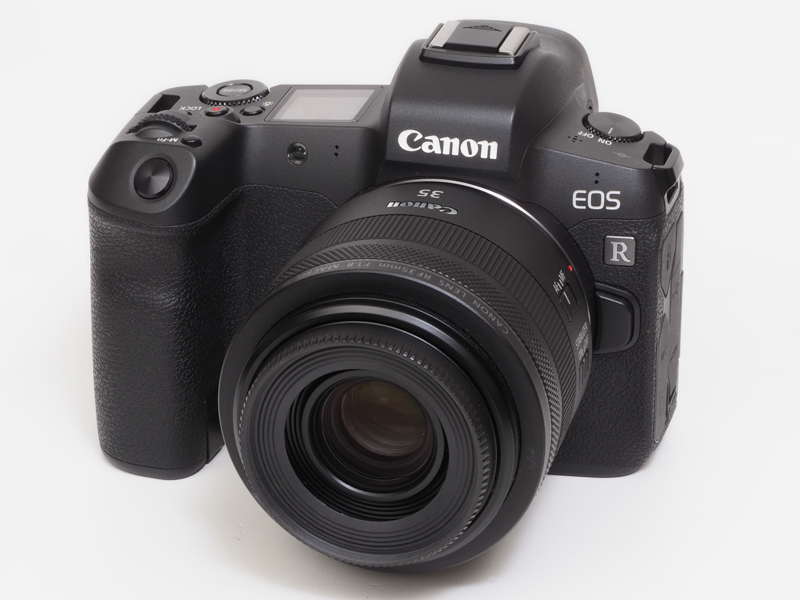 RF35mm F1.8 MACRO IS、うちにある唯一のRFレンズですね。これはたしかキットレンズではなかったか。性能は恐ろしく高いですね。カッコよくないけど（笑）。高いけど、純正フードを買ってしまいましたよー。