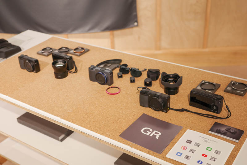 シューカバーやリングキャップ各種の実物も展示。カメラに装着した様子も見ることができる