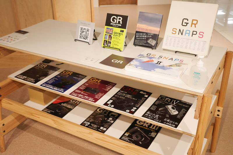 シューカバーやリングキャップ各種の実物も展示。カメラに装着した様子も見ることができる
