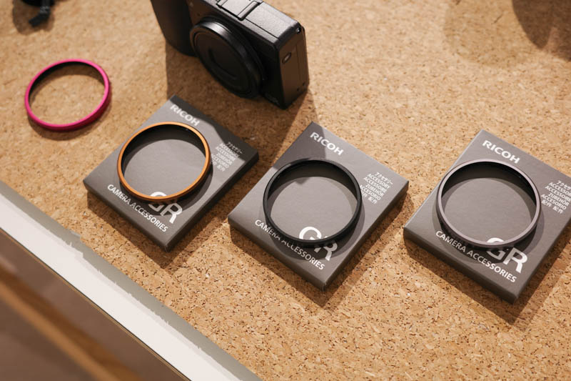 シューカバーやリングキャップ各種の実物も展示。カメラに装着した様子も見ることができる