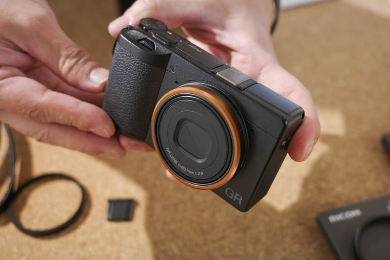 シューカバーやリングキャップ各種の実物も展示。カメラに装着した様子も見ることができる