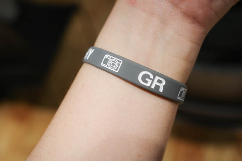 参加者に配られた腕輪を着けてイベントに参加。これが“仲間の印”だ