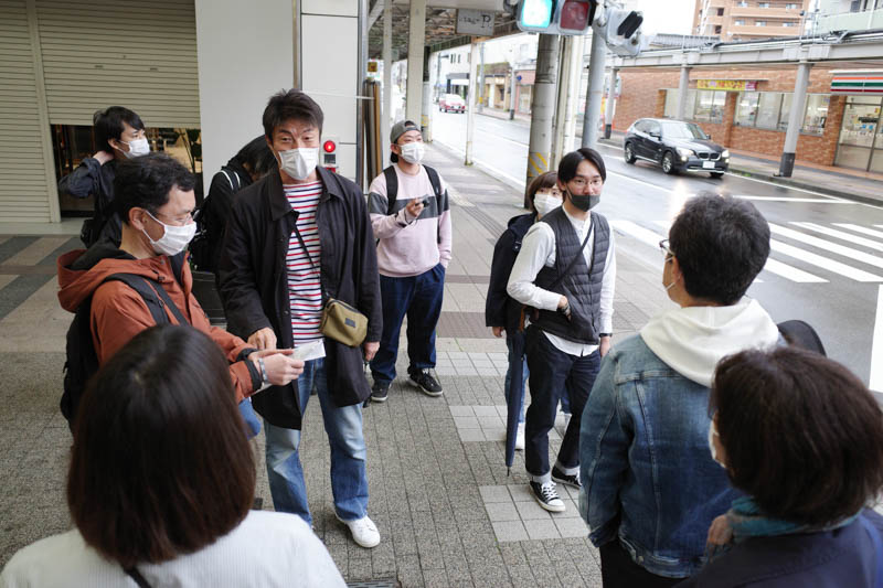 内田さんがおすすめの撮影ポイントをアドバイスする場面も