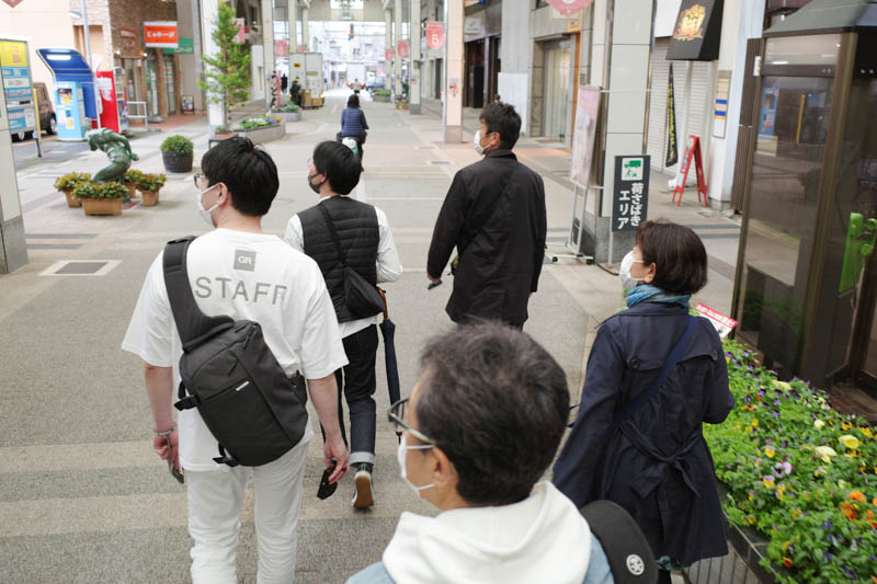 撮影エリアを進む一行。内田さんも良く知るエリアだという