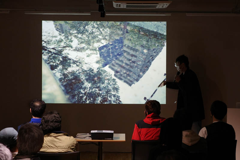 雨上がりの条件を活かした、水たまりの映り込みを撮影した作品も