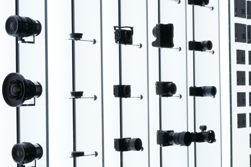 カメラやレンズが並ぶ