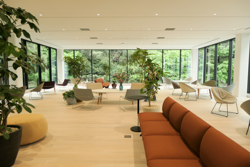 ラウンジ。三方向が大きなガラス窓