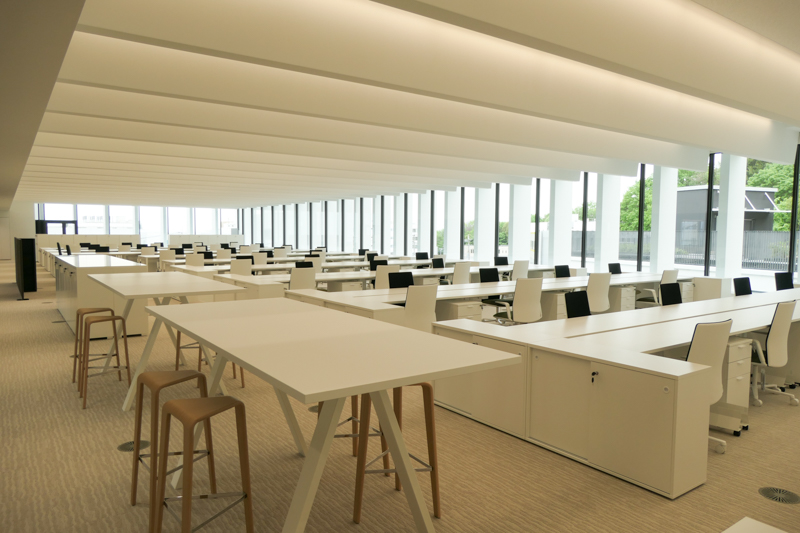 3階、カメラ開発チームのフロア。社内の主な家具や什器はイタリア家具メーカーのアルペール製で統一したという。右奥に見えるのは低層棟の屋上庭園