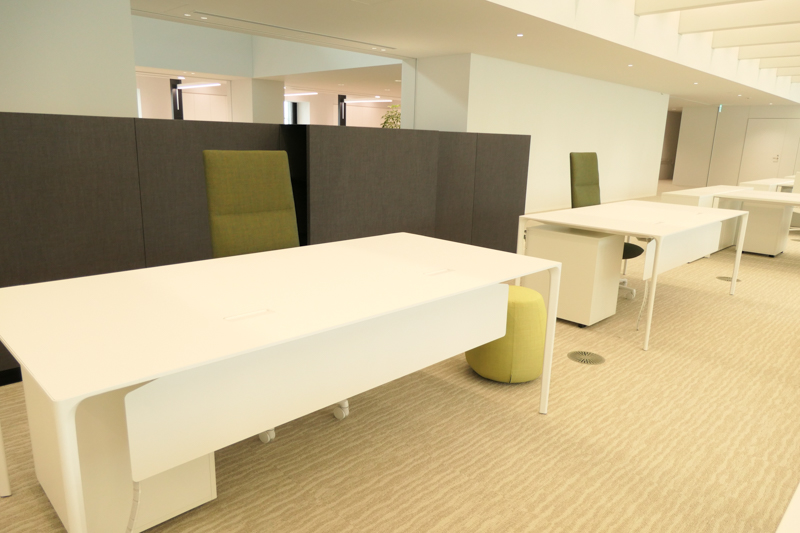 背の高いイスが備わるのは社長席