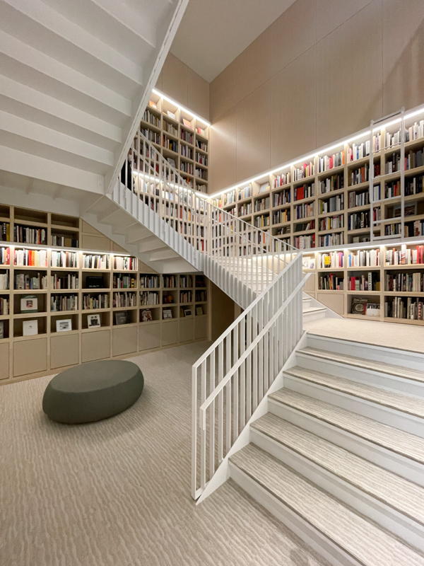 中央階段のライブラリー。写真文化史で重要な作品集を時代ごとに陳列しているという