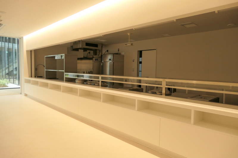 1階のカフェテリア。いつでも温かい食事を取れるようにと用意された、本社で初という自社食堂