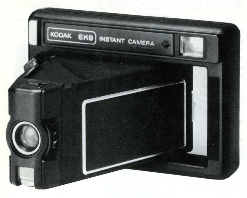 コダックのインスタントカメラEK8は、フイゴを開くような形で折り畳み位置から撮影態勢にレンズ部を起こす。（写真は「世界のカメラと写真用品1981年版」朝日ソノラマ刊より）