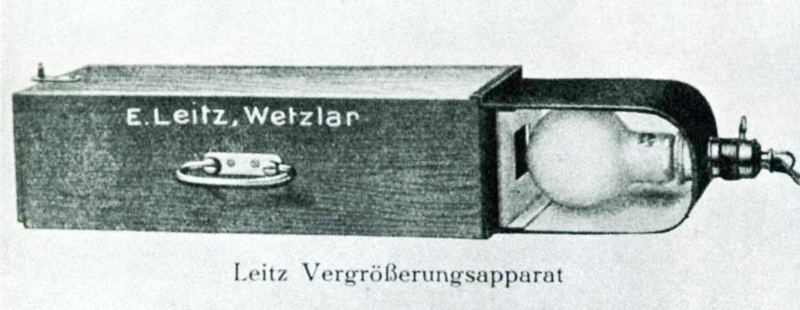 初期のライカの付属品として用意された引き伸ばし機。倍率は固定でポストカードサイズのプリントを作る。（写真は中川一夫「ライカの歴史」写真工業出版社刊より）
