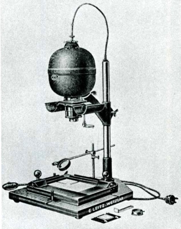 ライカの引き伸ばし機「ヴァロイ」（VALOY）。小さな画面サイズから高画質のプリントを得るには、引き伸ばし機の性能も重要な要素となる。（写真は中川一夫「ライカの歴史」写真工業出版社刊より）
