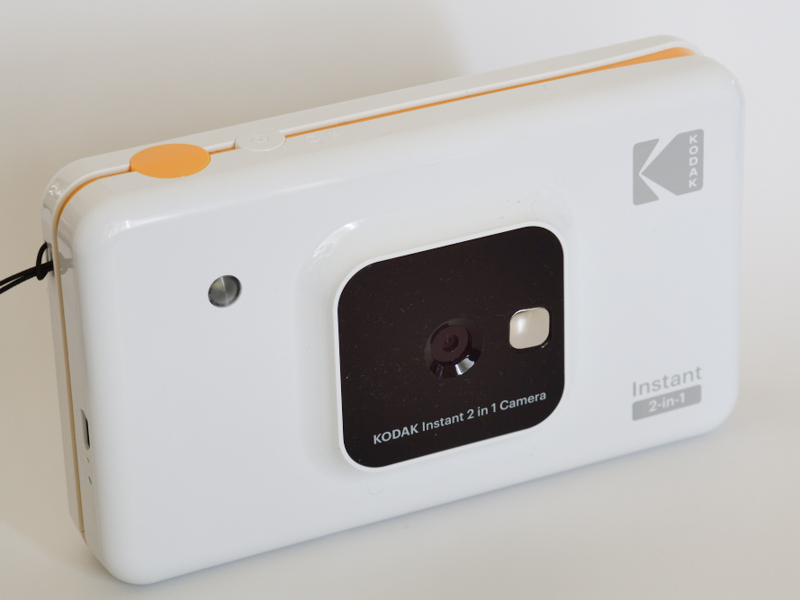 コダック インスタントカメラプリンターC210　昇華熱転写型のプリンターを内蔵しており、デジタルカメラ部からの画像データをプリントする。