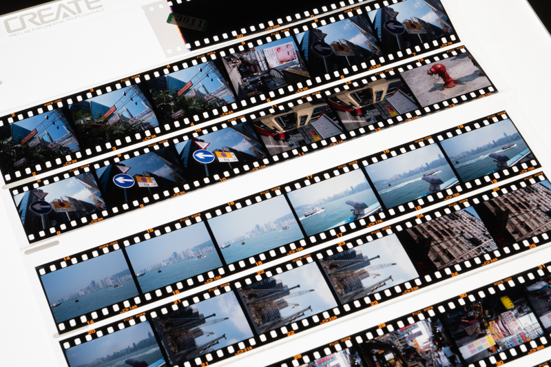 フィルムシミュレーションのPROVIAモードでもお馴染み、フジクロームPROVIA 100Fの現像後フィルム。富士フイルムは、撮影後に後処理をせず、JPEGデータが完成型という思想。ポジフィルム（リバーサルフィルム）での撮影に通じる。