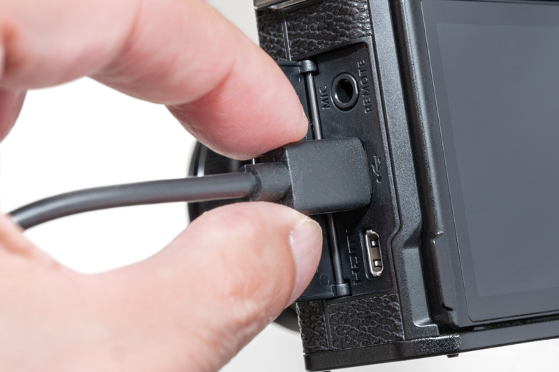 FUJIFILM X RAW STUDIOの使用には、まずはパソコンとカメラをUSBケーブルで接続し、カメラの電源をオンにする。X-E4はUSB給電に対応しているので、作業中にバッテリー切れになる心配はない。