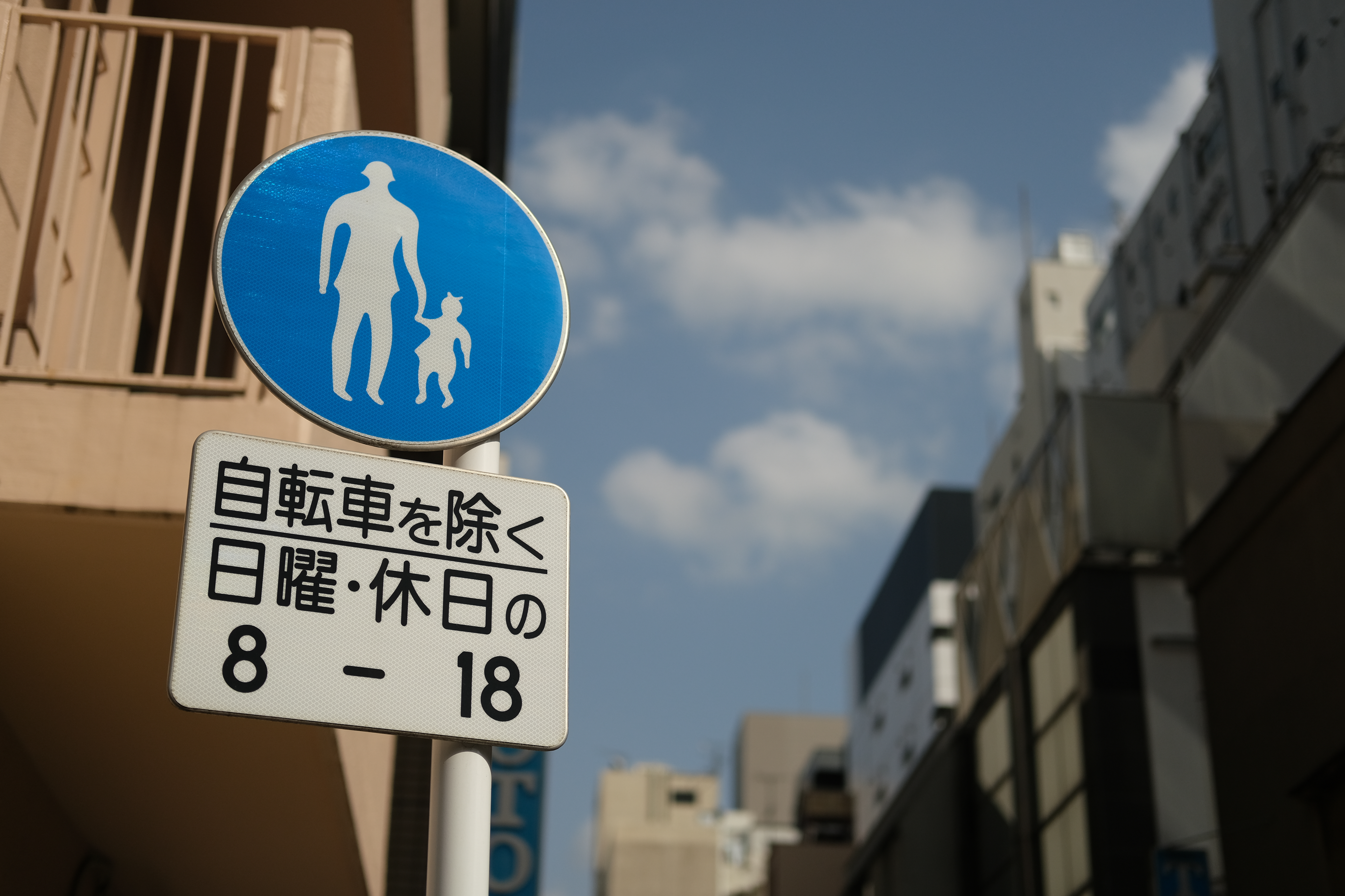 FUJIFILM X RAW STUDIOでホワイトバランスを日陰に変更した。暖かい色調になり、夕方の西日のような印象だ。