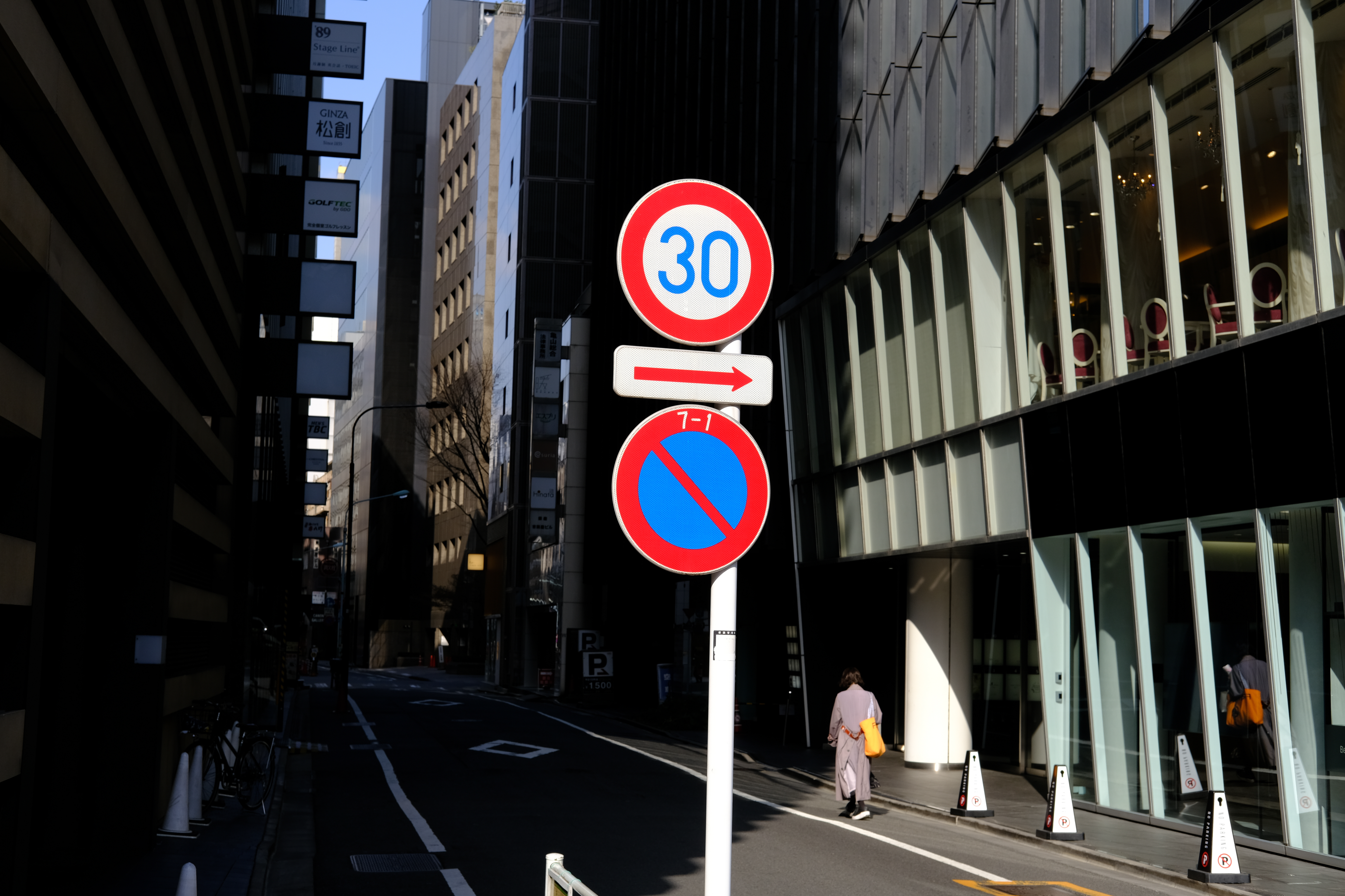 強い光と標識の鮮やかさを感じさせるように、「フィルムシミュレーション」をVelvia/ビビッドに。ハイライトを意識して「増感/減感」を-1/3EVに設定した。