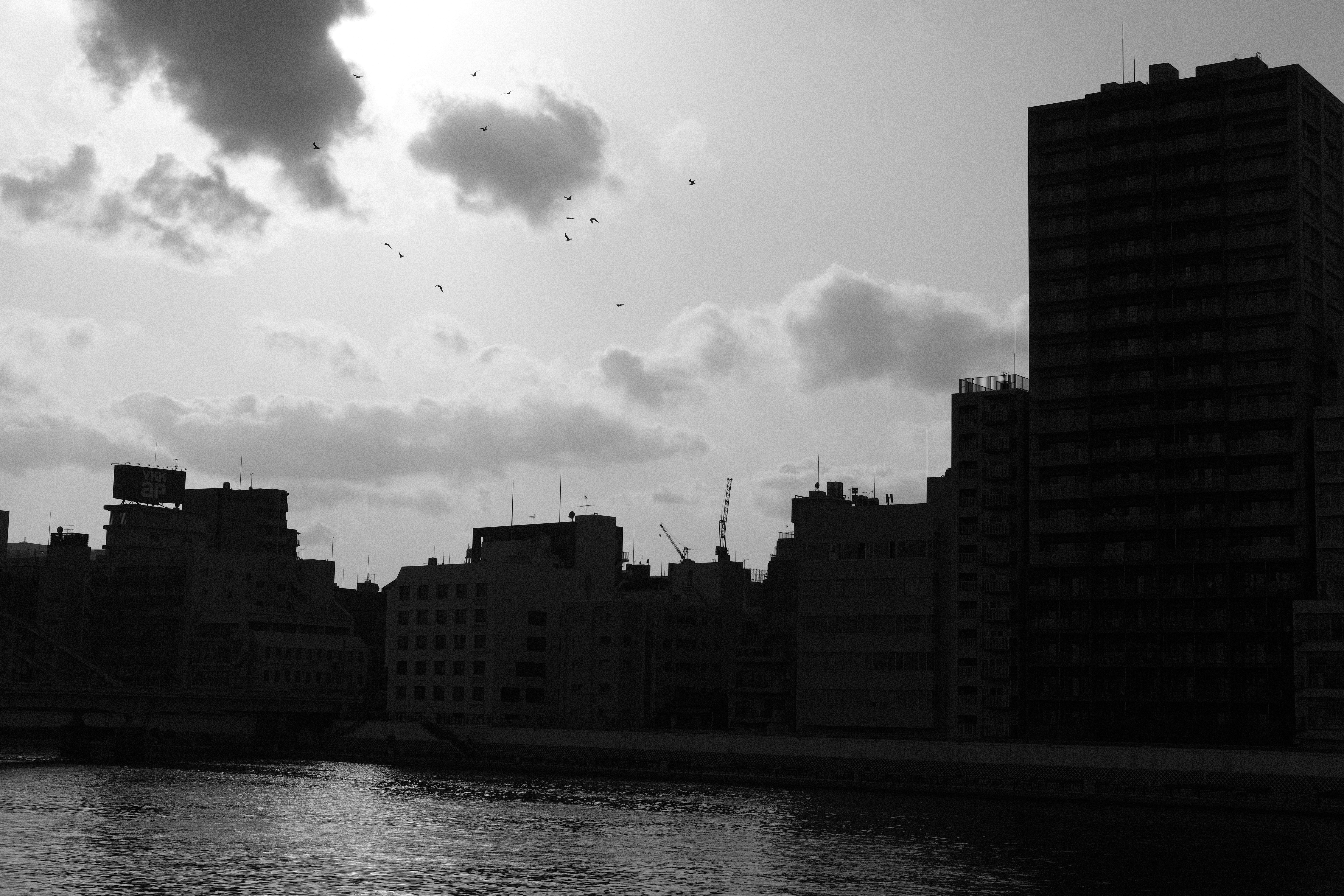 モノクロが似合う光景。好みの階調になるように「フィルムシミュレーション」をACROS+Gフィルターに。また深みのある仕上がりにしたいため「増感/減感」を-1.3EV、さらに「ハイライトトーン」を+1、シャドウトーン」を-0.5でハイライトとシャドーを微調整。「グレイン・エフェクト」を弱、「粒度」を小にしてフィルムの雰囲気も出した。