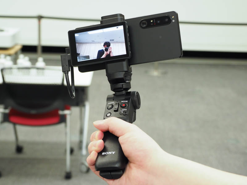 別売のVlog monitorと専用グリップ「GP-VPT2BT」と組み合わせることで、フロントカメラよりも高画質なリアカメラでの自分撮りができる。ライブ配信にも対応