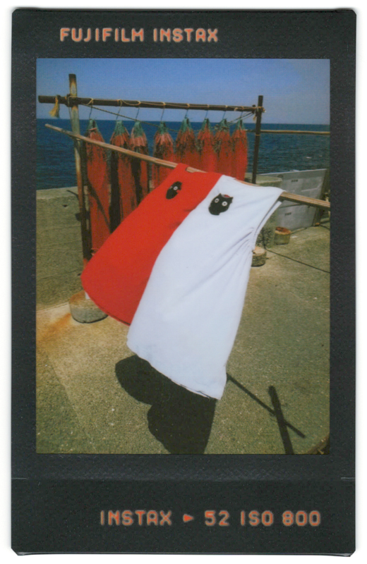 コンタクトシート。一番好きなチェキフィルムで、ブラックのフレームは画面が引き締まって色が映えます。ベタ焼き風の文字も雰囲気があって素敵な感じです。モノクロ版も欲しいです