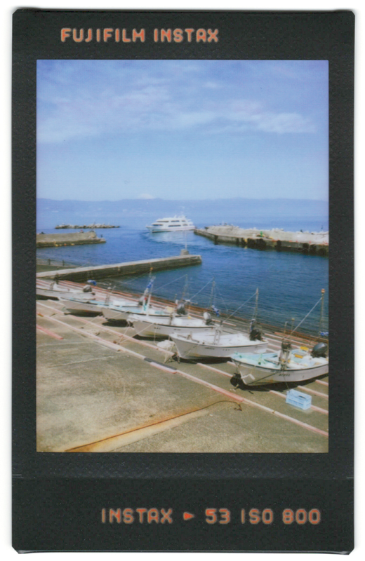 コンタクトシート。一番好きなチェキフィルムで、ブラックのフレームは画面が引き締まって色が映えます。ベタ焼き風の文字も雰囲気があって素敵な感じです。モノクロ版も欲しいです