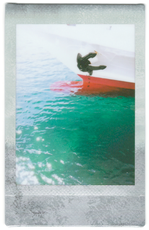 ストーングレー。メタリックシルバーのフレームは、質感が1枚1枚違っていて味があります。個性が強めなのでプリントする写真を選ぶ感じですが、とても格好良い雰囲気に仕上がります