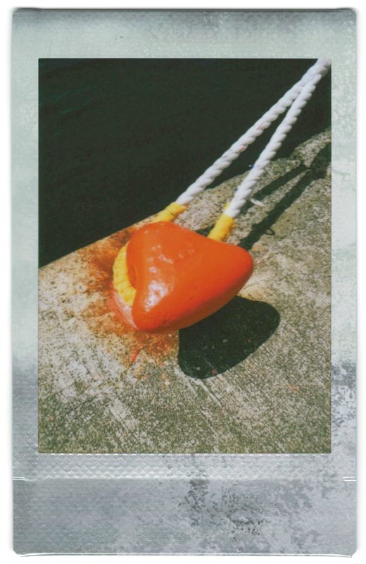 ストーングレー。メタリックシルバーのフレームは、質感が1枚1枚違っていて味があります。個性が強めなのでプリントする写真を選ぶ感じですが、とても格好良い雰囲気に仕上がります