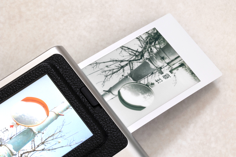 装填されているフィルムがモノクロームだと、カラーで撮ってもモノクロ写真になります。撮影だけでなく、いつでもどこでもプリントを楽しめるハイブリッドタイプのinstaxシリーズ。カメラやスマートフォンの中のお気に入りの写真を、外出先で誰かにプレゼントするなどの使い方もできます