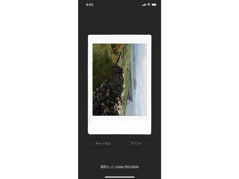 アプリのプレビュー画面では、使用するチェキフィルムのフレームまでは反映されません。プリントボタンを押すとデータが送信されプリントが始まります。ボタンを押してからプリントが完全に送り出されるまでの時間は約20秒。その後ゆっくりと時間をかけて像が浮かび上がってきます