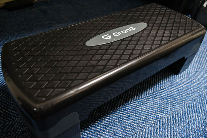 机の下においておけば、足置きになるのでそれがまた楽だったり