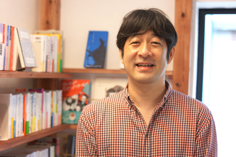 3月までデジタルカメラマガジンの編集者であった店主の小谷輝之さん。本好きが高じて、編集者から書店のオーナーとなった