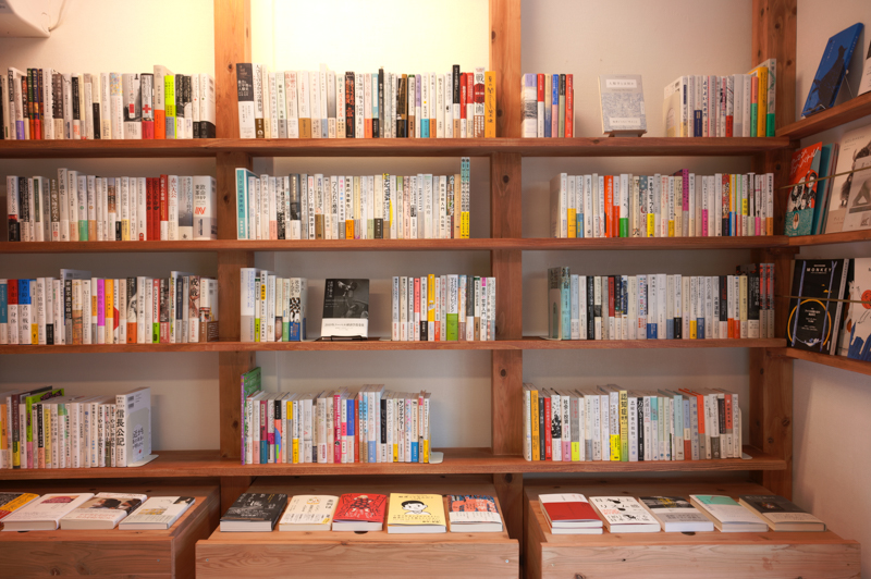 本棚はすべて木製のオーダーメイド。両サイドの壁側にある書棚はジャンル分けされて陳列されている