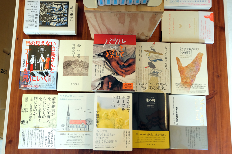 店主おすすめは入り口からすぐの目に入る場所に平置きされている。気になる本があれば、店主に尋ねてみるといいかも