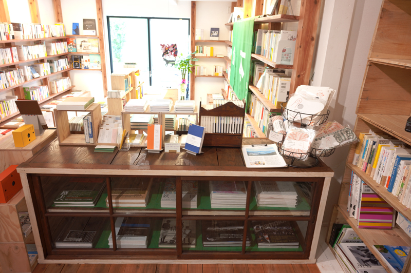 小上がりと店内の仕切りには紙質や素材にこだわったメモ帳やマスクなどの商品が陳列される