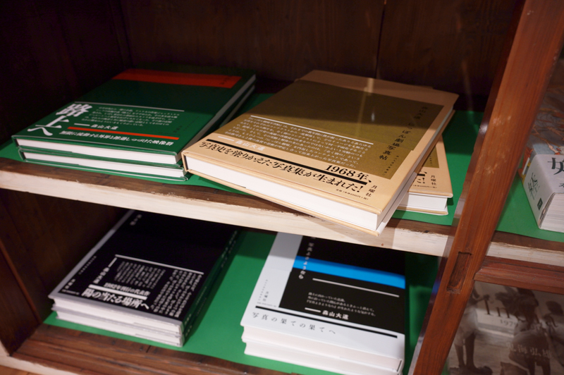 ガラス付きケースの中には高価な写真集が陳列。月曜社の森山大道写真集成シリーズなど貴重な本が並ぶ