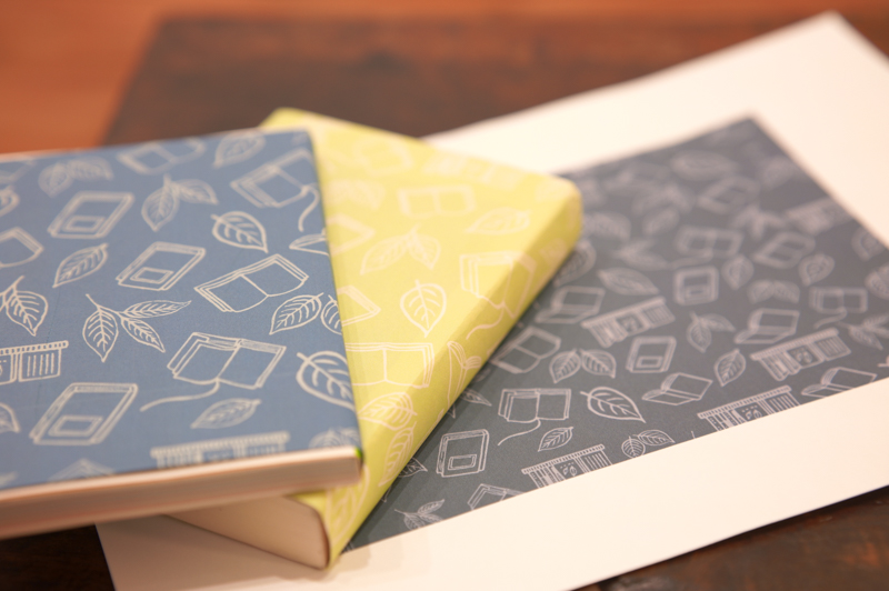 本と葉がイメージされたオリジナルのブックカバーもかわいらしい