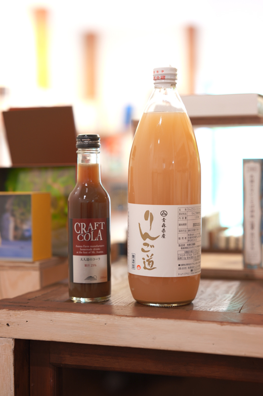 クラフトコーラとりんごジュースも店主のおすすめだ