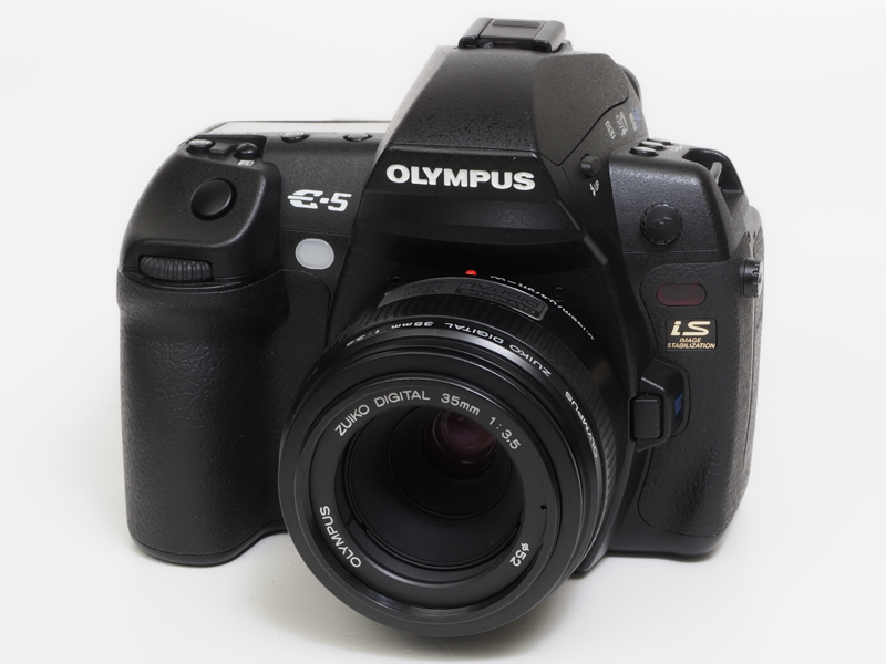 ものすごくカッコ悪いレンズで、アダプターでOM-1に装着すると呪いたくなります。でも性能が良いので今でも重宝しています。全群繰り出しで性能面に気を使っているのでしょうか。マクロだからってスナップ撮影しちゃいけないということはありません。<br>E-5　ZUIKO DIGITAL 35mm F3.5 Macro（F10・1/400秒）ISO 100