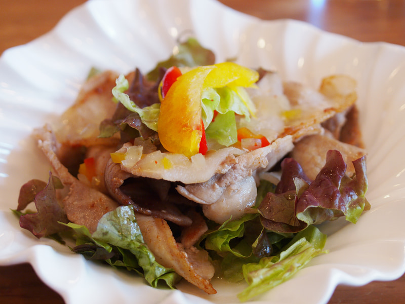 洋食屋さんの日替わりランチ。豚肉のエスニック炒めです。iPhoneで撮るのは気にならないけど、デカいE-5で撮影するのは勇気が必要です。手ブレ補正も効いてよく写りますけど。このレンズ中古市場では晩酌代くらいで売られていたりします。<br>E-5　ZUIKO DIGITAL 35mm F3.5 Macro（F4・1/30秒）ISO 400