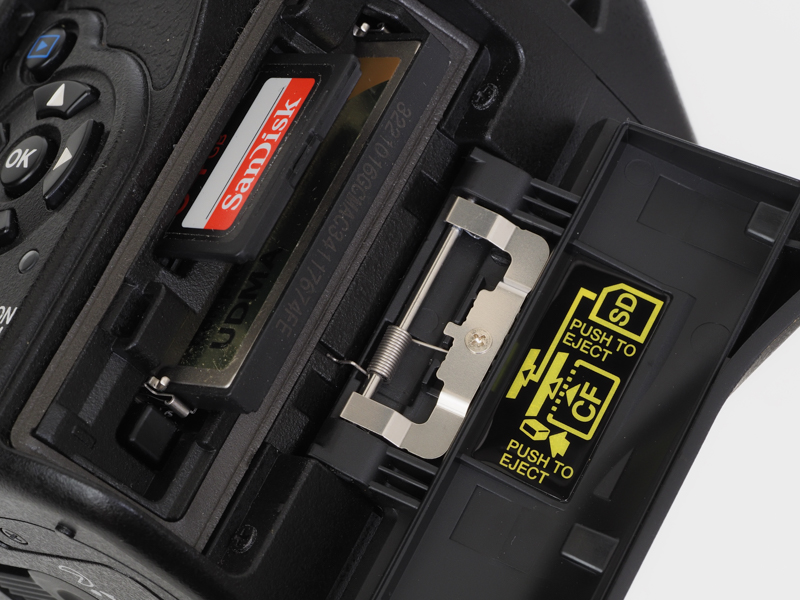 スロットはSDとCFのダブルです。もうCFって懐かしさを感じますね。この撮影をするにあたりCFの探索に小一時間を費やしました。