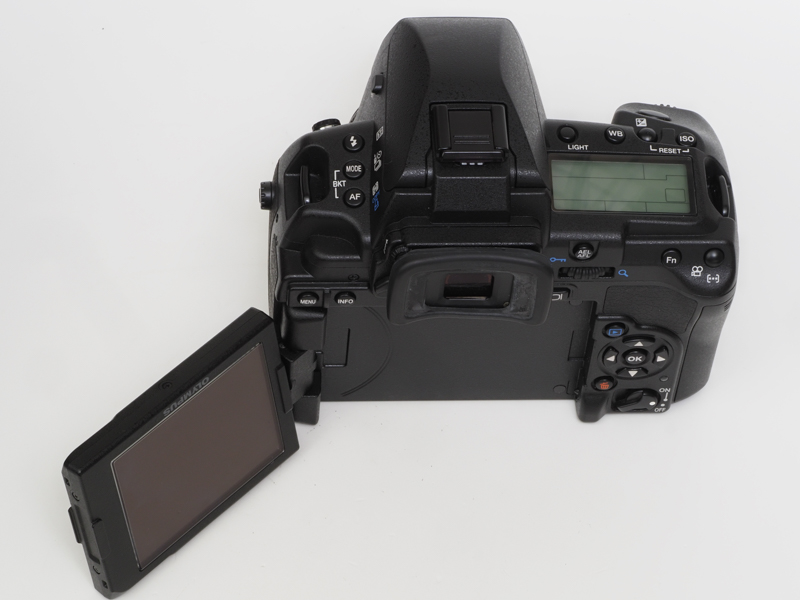 バリアングル式のLCD装備です。HD動画も撮れますから、気を使った機能なんでしょうか。今回は撮影条件とかレンズの種類など、必要に応じてライブビューも使いました。