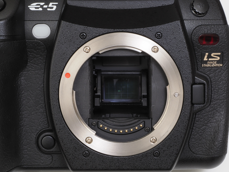 大きめのフォーサーズマウントの中にちっこいミラーがあります。なんかヘンですよね。当時は何にも不思議に思わなかったんですが、ミラーもセンサーのサイズに合わせているわけですよ。ここでは確認できないけど、フォーカルプレーンシャッターも。