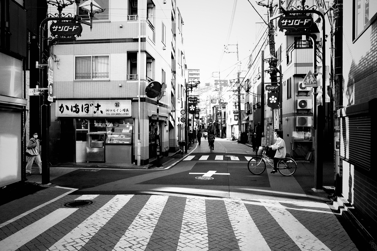 U2。この写真でいえば横断歩道のようなパターンや直線の多いものを入れると、グラフィカルでかっこよさが引き立つ