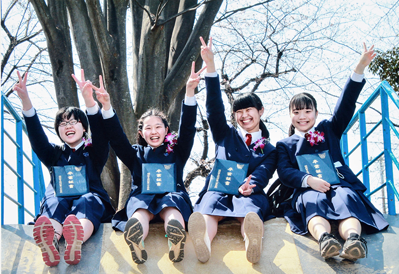 過去の応募作品（「お気に入りの1枚」部門）：「未来に翔け」（左）、「ママの目に映る幸せ」（右）