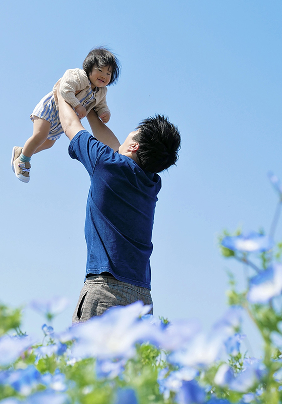 過去の応募作品（「お気に入りの1枚」部門）：「未来に翔け」（左）、「ママの目に映る幸せ」（右）