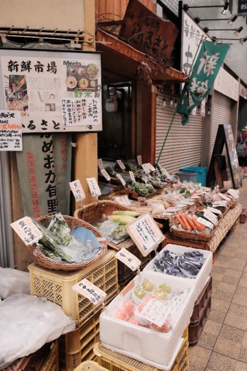 「わたしの昭和レトロ」部門の作品例：「新鮮市場」（左）、「レトロな駄菓子屋発見！」（右）