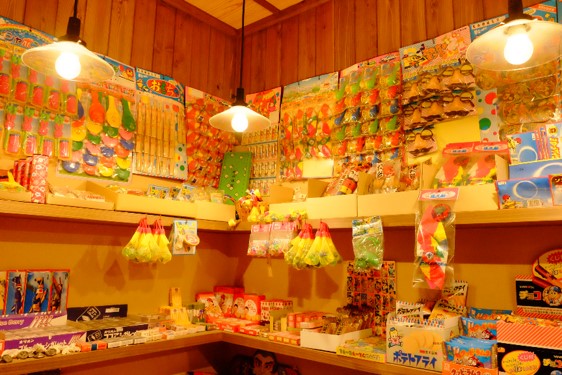 「わたしの昭和レトロ」部門の作品例：「新鮮市場」（左）、「レトロな駄菓子屋発見！」（右）